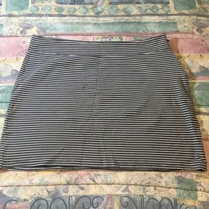 Gap grey and white skirt